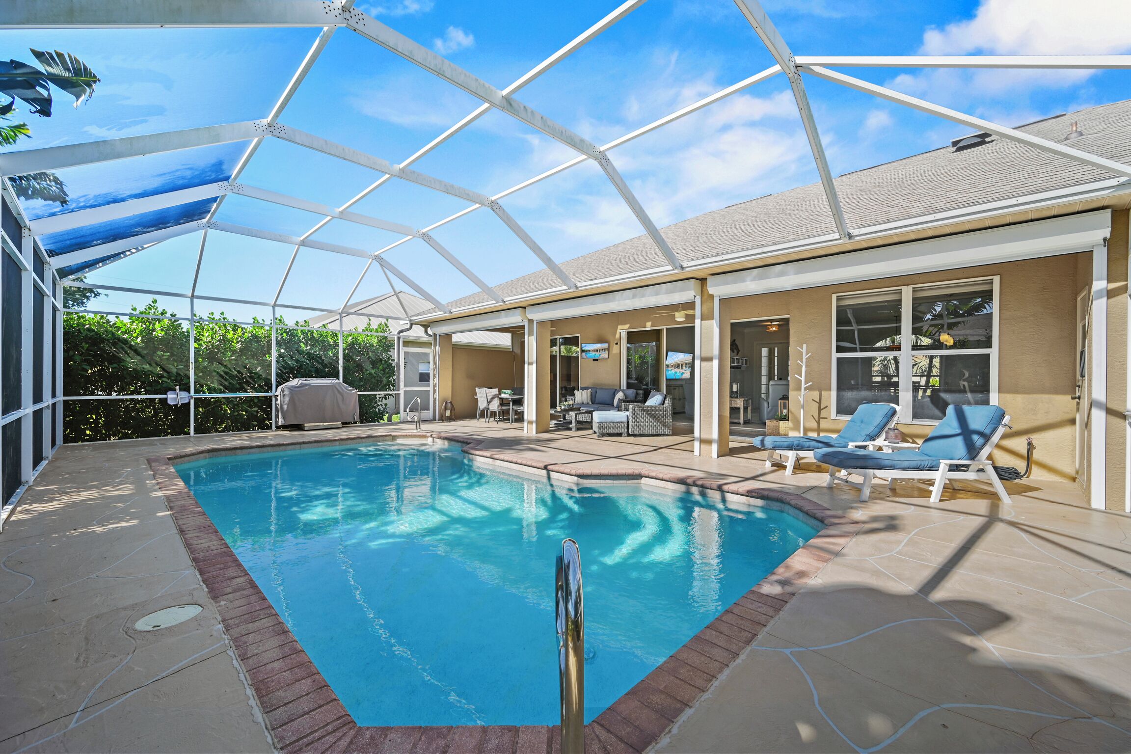 Alberca al aire libre y alberca climatizada