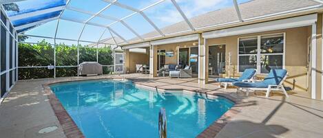 Alberca al aire libre y alberca climatizada