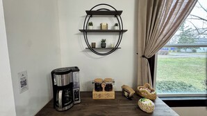 Eine Kaffeestation mit einer Kaffeemaschine, Kaffeegläsern und einem Korb.