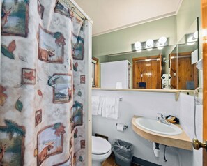 Een douche, een haardroger, handdoeken, zeep