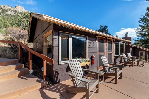 Economy duplex cabin close to RMNP in Estes Park for a cozy getaway