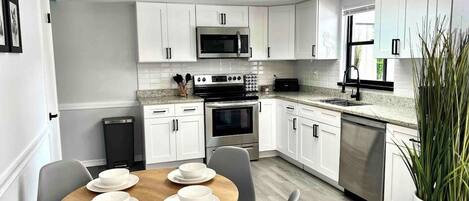 Kylskåp, mikrovågsugn, ugn och spishäll