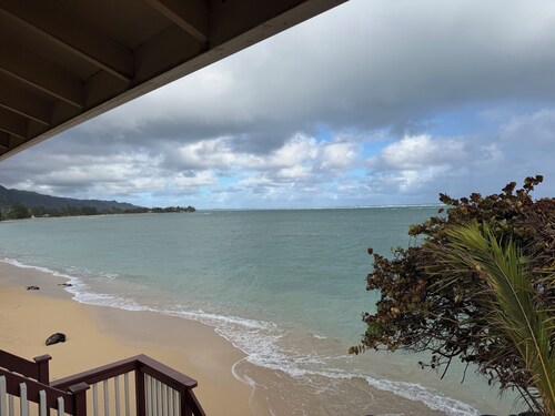 Peaceful 3-bedroom beach house with AC in charming Punaluu