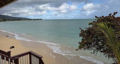 Peaceful 3-bedroom beach house with AC in charming Punaluu