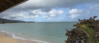 Peaceful 3-bedroom beach house with AC in charming Punaluu