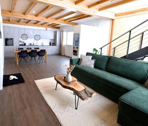 Louisa's Gallery· Stylish Alpine Apartment· Hot Tub · Family · Near Ski & Trails