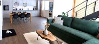 Louisa's Gallery· Stylish Alpine Apartment· Hot Tub · Family · Near Ski & Trails