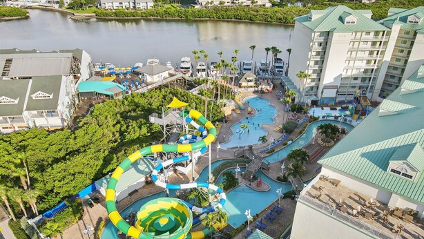 Un complexe hôtelier doté d’un parc aquatique, de plusieurs piscines et d’un port de plaisance.