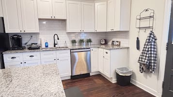 Micro-ondes, four, plaque de cuisson, lave-vaisselle