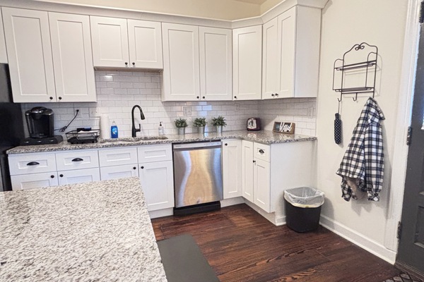 Een magnetron, een oven, een kookplaat, een vaatwasser