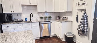 Delta Avenue Oasis: Cozy 2-bedroom, sleeps 5 close to everywhere in Cincinnati