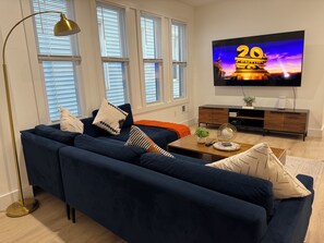 Living area - Modern and Spacious 3-bedroom apartment in Jersey City (Jersey City)