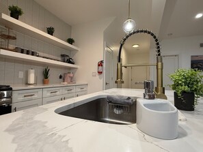 Private kitchen - Modern and Spacious 3-bedroom apartment in Jersey City (Jersey City)