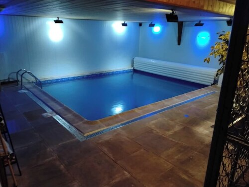 Villa avec piscine intérieure 7 chambres salle de cinéma, salle de jeux location