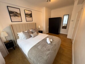1 bedroom, iron/ironing board, travel cot, free WiFi - Central London Apartment Near Tower Bridge | Private Entrance & Garden (London)