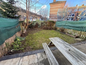 Outdoor dining - Central London Apartment Near Tower Bridge | Private Entrance & Garden (London)