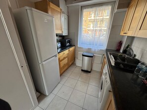 Fridge, microwave, oven, stovetop - Central London Apartment Near Tower Bridge | Private Entrance & Garden (London)