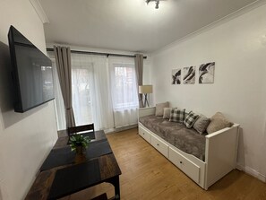 Smart TV, books - Central London Apartment Near Tower Bridge | Private Entrance & Garden (London)