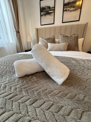 1 bedroom, iron/ironing board, travel cot, free WiFi - Central London Apartment Near Tower Bridge | Private Entrance & Garden (London)