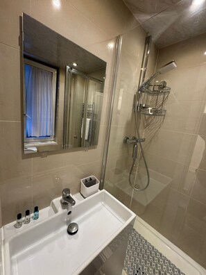 Shower, hair dryer, towels, soap - Central London Apartment Near Tower Bridge | Private Entrance & Garden (London)