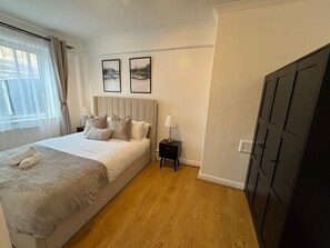 1 bedroom, iron/ironing board, travel cot, free WiFi - Central London Apartment Near Tower Bridge | Private Entrance & Garden (London)