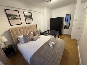 1 bedroom, iron/ironing board, travel cot, free WiFi - Central London Apartment Near Tower Bridge | Private Entrance & Garden (London)