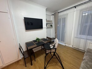 Dining - Central London Apartment Near Tower Bridge | Private Entrance & Garden (London)