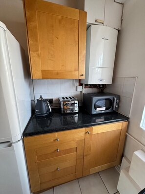 Fridge, microwave, oven, stovetop - Central London Apartment Near Tower Bridge | Private Entrance & Garden (London)