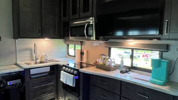 Mobile Unterkunft, Mehrere Betten, Haustiere gestattet, Gartenblick | Eigene Küche