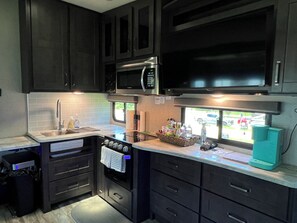 Mobile home - flere senge - kæledyr tilladt - udsigt til have | Privat køkken