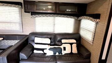 Perhemökki, 2 makuuhuonetta, lemmikit sallittu, näköala puutarhaan | Oleskelualue