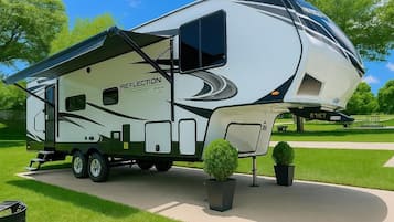 Husvogn, flere senger, kjæledyr tillatt, hageutsikt | Overnattingsstedets uteområder