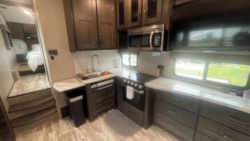 Asuntovaunu, useita sänkyjä, lemmikit sallittu, näköala puutarhaan | Yksityinen keittiö