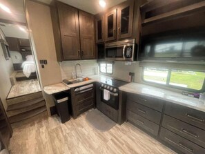 Mobile home - flere senge - kæledyr tilladt - udsigt til have | Privat køkken