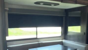 Mobil enhet - flera sängar - husdjur tillåtna - utsikt mot trädgården | Restauranger