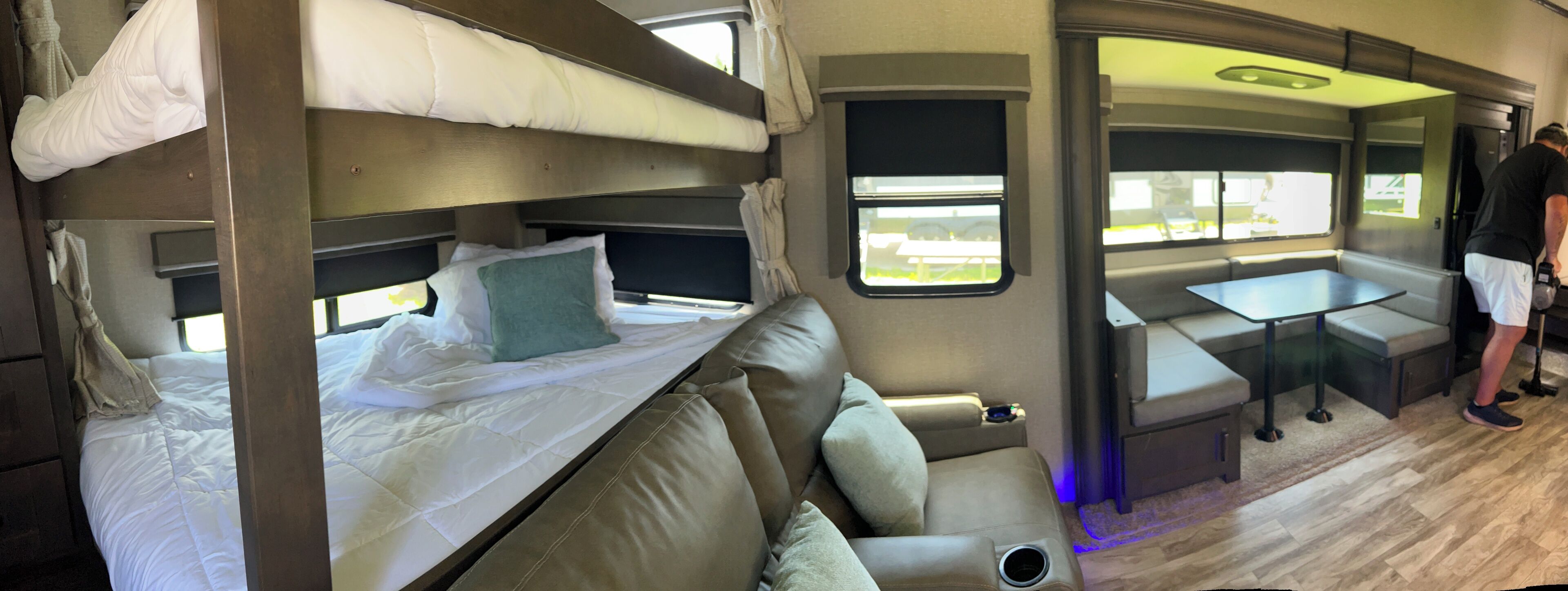 Husvogn, flere senger, kjæledyr tillatt, hageutsikt | Blendingsgardiner og wi-fi (inkludert)