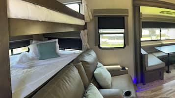 Husvogn, flere senger, kjæledyr tillatt, hageutsikt | Blendingsgardiner og wi-fi (inkludert)