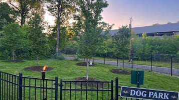 Husvogn, flere senger, kjæledyr tillatt, hageutsikt | Overnattingsstedets uteområder