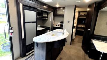 Familiehytte, 2 soverom, kjæledyr tillatt, hageutsikt | Eget kjøkken