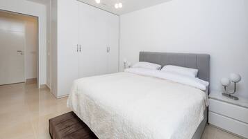 3 Schlafzimmer, Schreibtisch, Bügeleisen/Bügelbrett, Reisekinderbett