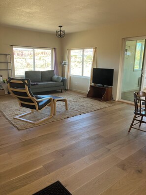 TV - Sunny & Private I bedroom House with Sun Room for Guests (Torrey)