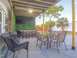 Outdoor dining - Delightful 3-bedroom house with Hot tub in Englewood (Englewood)