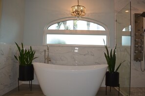 Hair dryer, towels, soap, toilet paper - Canal-Front Oasis & Heated Pool, Near Beaches (Rotonda West)