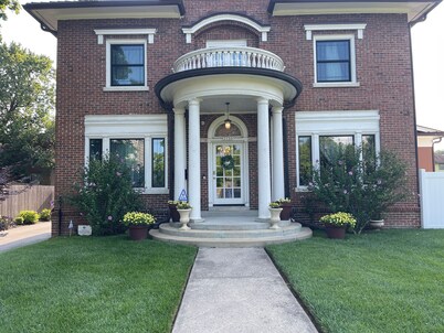 The Renewal Suite–Private 2-Bedroom Retreat Near Indianapolis Hospitals