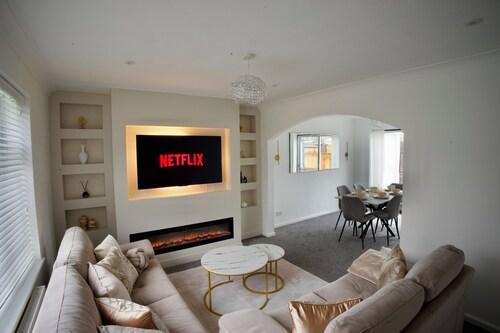 Luxury 3-Bed Retreat Near Gatwick | Media Wall Fire Place, Garden & Free Parking