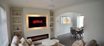 Luxury 3-Bed Retreat Near Gatwick | Media Wall Fire Place, Garden & Free Parking