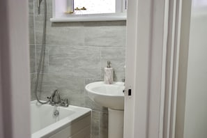 Towels, soap, toilet paper - Luxury 3-Bed Retreat Near Gatwick | Media Wall Fire Place, Garden & Free Parking (Crawley)