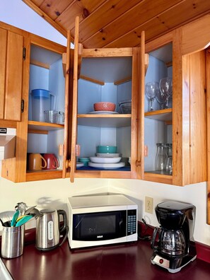 Refrigerador con freezer, microondas, horno, placa de cocina