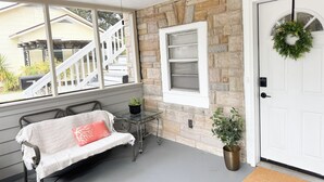Interior - Southside City Cottage with ample parking-Sleeps 5 (Jacksonville)