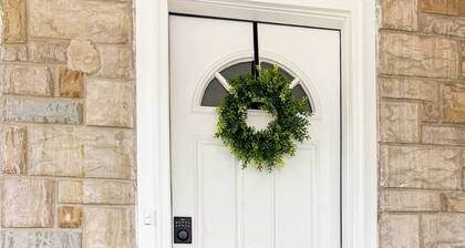 Southside City Cottage with ample parking-Sleeps 5